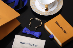 Luxury Womens Jewelry Louis Vuitton Studdy Open Bangle Bracelet A205PP190 AA162339