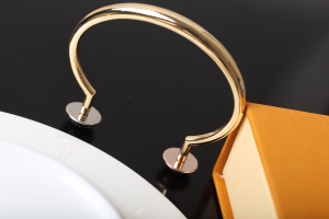 Luxury Womens Jewelry Louis Vuitton Studdy Open Bangle Bracelet A205PP190 AA162339