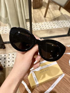 Loewe Luxury Sunglasses LW40051F 