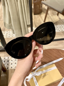 Luxury Womens Sunglasses Loewe Luxury Sunglasses LW40051F A65PP180 AA164054