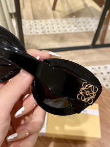 Luxury Womens Sunglasses Loewe Luxury Sunglasses LW40051F A65PP180 AA164054