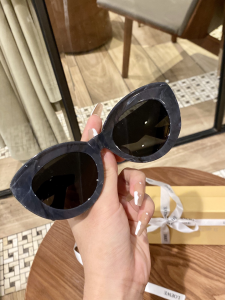 Loewe Luxury Sunglasses LW40051F 