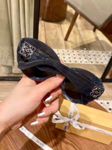 Luxury Womens Sunglasses Loewe Luxury Sunglasses LW40051F A65PP180 AA164056