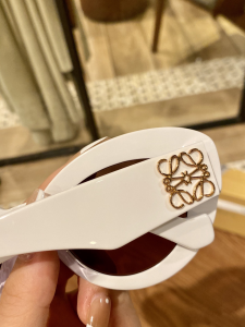 Luxury Womens Sunglasses Loewe Luxury Sunglasses LW40051F A65PP180 AA164057