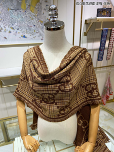 Luxury Womens Scarf Gucci Brown and Beige GG Wool Scarf 46x180CM A151PP240 AA164727