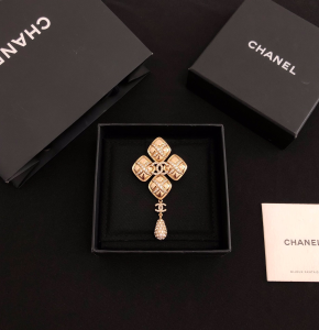 Luxury Womens Jewelry Chanel Brooch Chanel Criss Cross Gold Brooch A39PP165 AA165468