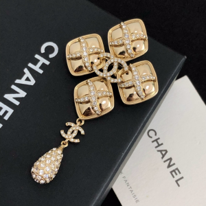 Luxury Womens Jewelry Chanel Brooch Chanel Criss Cross Gold Brooch A39PP165 AA165468