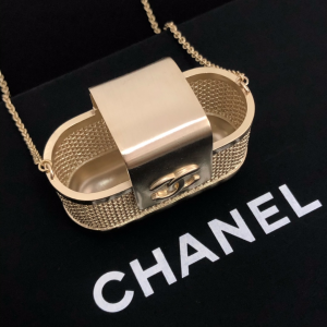 Luxury Womens Jewelry Chanel Chain Airpod Case in Gold A39PP250 AA166377