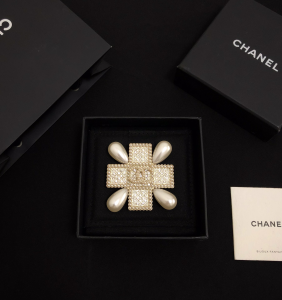 Luxury Womens Jewelry Chanel Brooch Chanel Pearls CC Cross Brooch A39PP180 AA169156