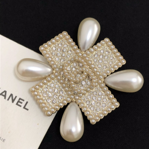 Luxury Womens Jewelry Chanel Brooch Chanel Pearls CC Cross Brooch A39PP180 AA169156