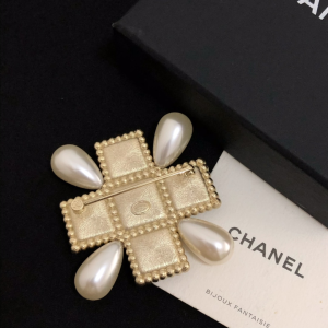 Luxury Womens Jewelry Chanel Brooch Chanel Pearls CC Cross Brooch A39PP180 AA169156