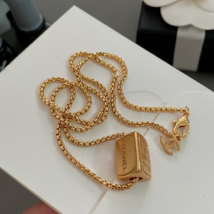 Luxury Womens Jewelry Chanel Vintage Coco Pendant Necklaces in Gold A152PP150 AA176069