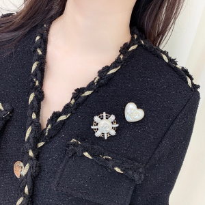 Replica Womens Jewelry Chanel Crystals CC Brooch A39PP150 AA179926