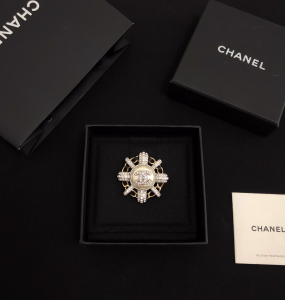 Replica Womens Jewelry Chanel Crystals CC Brooch A39PP150 AA179926