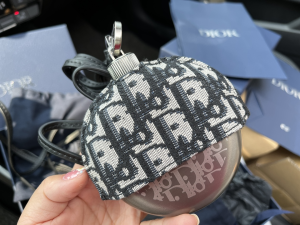 Dior Aqua Flask Shoulder Strap Beige and Black Dior Oblique Jacquard and Stainless Steel Dior Aqua Flask Shoulder Strap Beige and Black Dior Oblique Jacquard and Stainless Steel