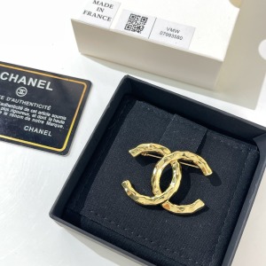 Replica Womens Jewelry Chanel VIP Gold CC Logo Brooch A62PP170 AA180757