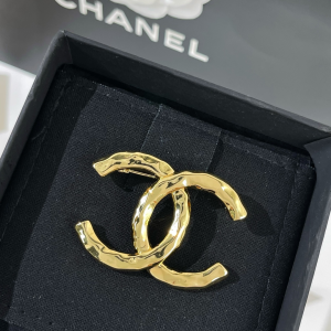 Replica Womens Jewelry Chanel VIP Gold CC Logo Brooch A62PP170 AA180757