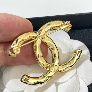 Replica Womens Jewelry Chanel VIP Gold CC Logo Brooch A62PP170 AA180757
