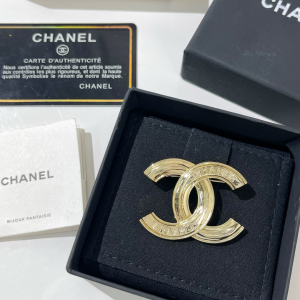 Replica Womens Jewelry Chanel VIP Gold CC Logo Brooch A62PP180 AA180756