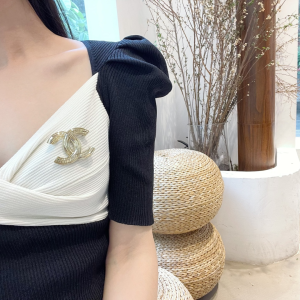 Replica Womens Jewelry Chanel VIP Gold CC Logo Brooch A62PP180 AA180756