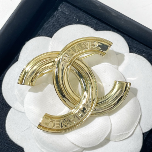 Replica Womens Jewelry Chanel VIP Gold CC Logo Brooch A62PP180 AA180756