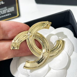 Replica Womens Jewelry Chanel VIP Gold CC Logo Brooch A62PP180 AA180756