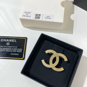 Replica Womens Jewelry Chanel VIP Gold CC Logo Brooch A62PP180 AA180758