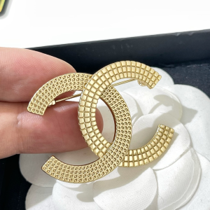 Replica Womens Jewelry Chanel VIP Gold CC Logo Brooch A62PP180 AA180758