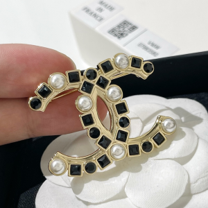 Chanel VIP Gold CC Logo Pearls Brooch 