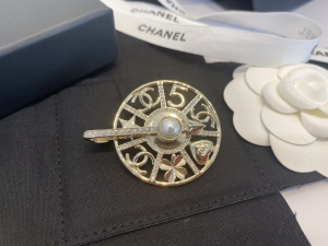 Replica Womens Jewelry Chanel Gold Round Charms Brooch A39PP140 AA182080