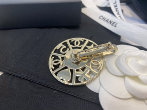 Replica Womens Jewelry Chanel Gold Round Charms Brooch A39PP140 AA182080