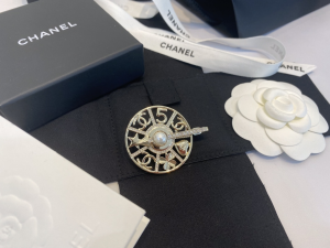 Replica Womens Jewelry Chanel Gold Round Charms Brooch A39PP140 AA182080