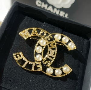 Replica Womens Jewelry Chanel VIP Gold CC Logo Brooch A62PP180 AA182101