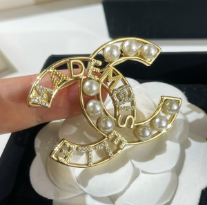 Replica Womens Jewelry Chanel VIP Gold CC Logo Brooch A62PP180 AA182101