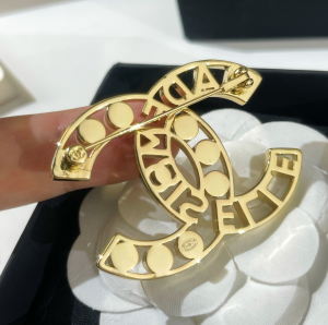 Replica Womens Jewelry Chanel VIP Gold CC Logo Brooch A62PP180 AA182101