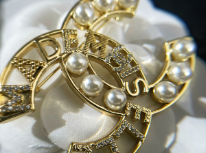 Replica Womens Jewelry Chanel VIP Gold CC Logo Brooch A62PP180 AA182101