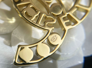 Replica Womens Jewelry Chanel VIP Gold CC Logo Brooch A62PP180 AA182101