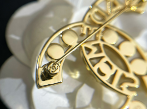 Replica Womens Jewelry Chanel VIP Gold CC Logo Brooch A62PP180 AA182101