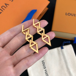 Louis Vuitton LV Volt Curb Chain Gold Earrings 