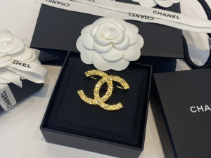 Replica Womens Jewelry Chanel Gold CC Logo Brooch A39PP180 AA187808