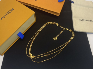 Louis Vuitton Essential Gold V Skin Necklace 
