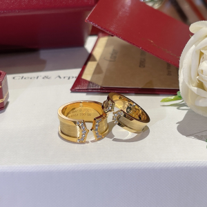 Replica Womens Jewelry Cartier Gold Diamonds Rings A173PP180 AA188549