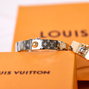 Replica Free Gift Louis Vuitton Silver Monogram Bracelet A62PP60 AA189008