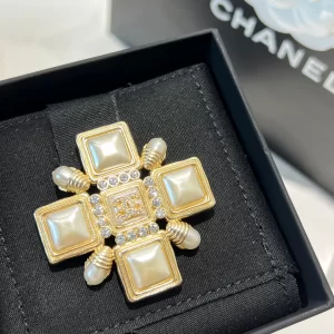 Replica Womens Jewelry Chanel Crystals CC Logo Metal Brooch A62PP180 AA189247
