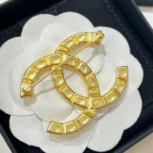 Replica Womens Jewelry Chanel Gold CC Logo Brooch A62P180 AA190387