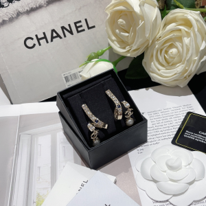 Essenceofluxury Womens Jewelry Chanel CC Pearl Earrings A173PP180 AA191307