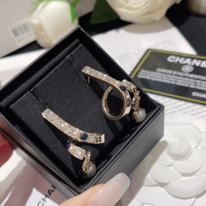 Essenceofluxury Womens Jewelry Chanel CC Pearl Earrings A173PP180 AA191307