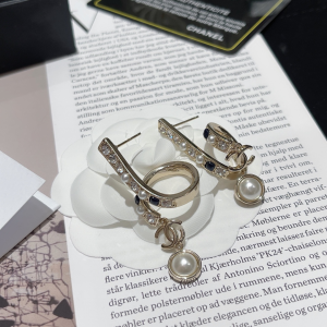 Essenceofluxury Womens Jewelry Chanel CC Pearl Earrings A173PP180 AA191307