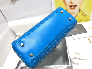 Essenceofluxury Womens Handbags Dior Mini Lady Dior Chain Shoulder Crossbody Bag in Metallic Blue Gradient Lambskin with Bead Embroidery 17x15x7CM A138PP2580 AA192461 Essenceofluxury Womens Handbags Dior Mini Lady Dior Chain Shoulder Crossbody Bag in Metallic Blue Gradient Lambskin with Bead Embroidery 17x15x7CM A138PP2580 AA192461