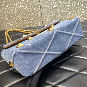 Essenceofluxury Womens Handbags Valentino Medium Roman Stud The Shoulder Bag in Blue Denim with Chain 25x16x10CM A204PP1180 AA192551 Essenceofluxury Womens Handbags Valentino Medium Roman Stud The Shoulder Bag in Blue Denim with Chain 25x16x10CM A204PP1180 AA192551